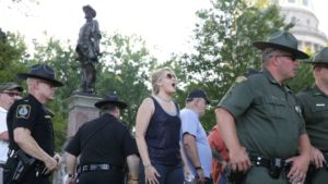 Americké mesto Charlottesville zakryje konfederačné sochy čiernym súknom 1