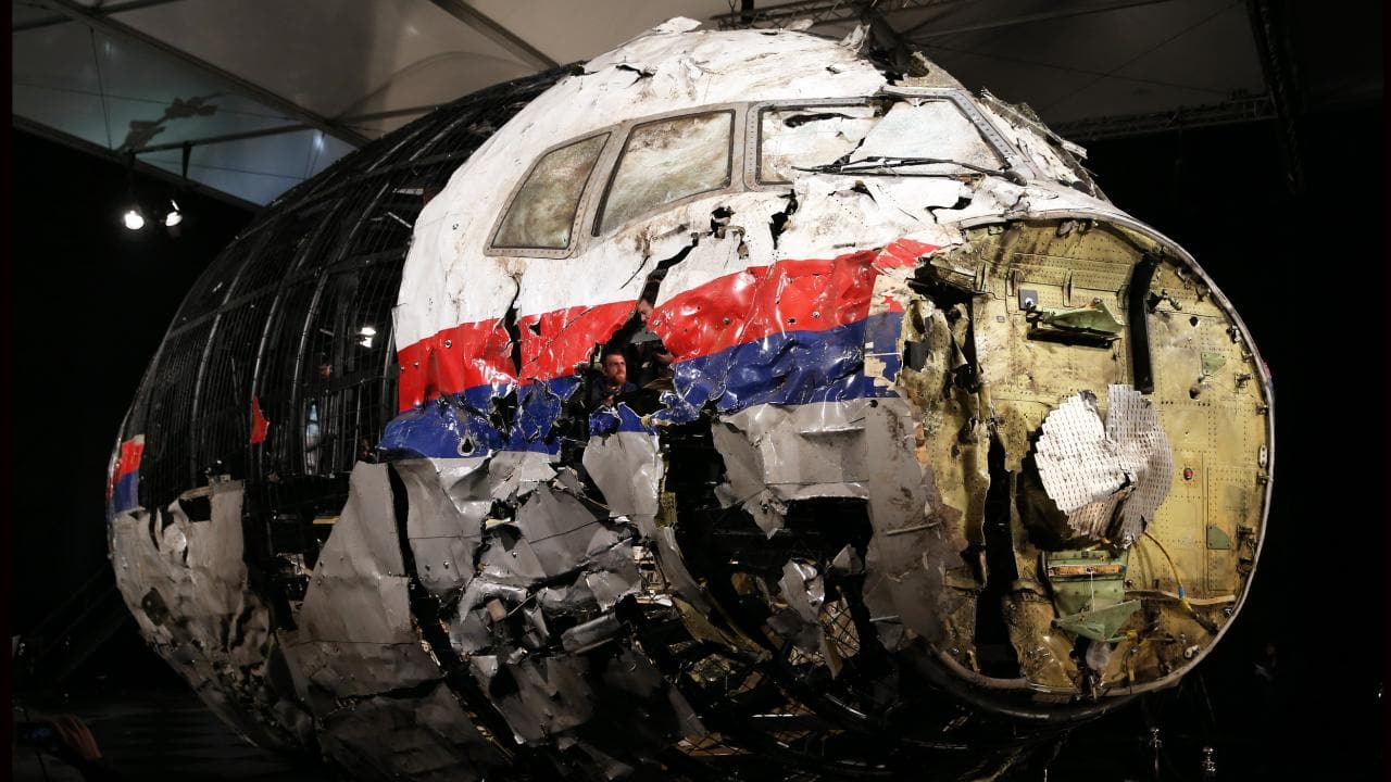Kremeľ obvinenia z účasti na páde MH17 odmieta, holandskému vyšetrovaniu neverí. 1