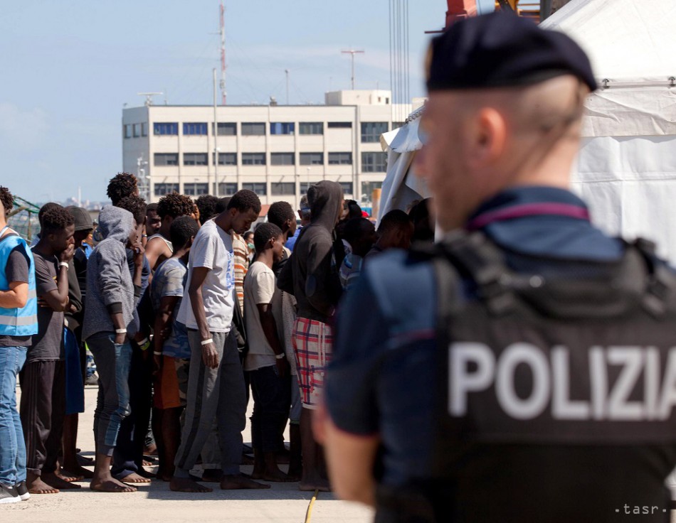 Taliansko odmietlo prijať humanitárnu loď s vyše 600 migrantmi. 1