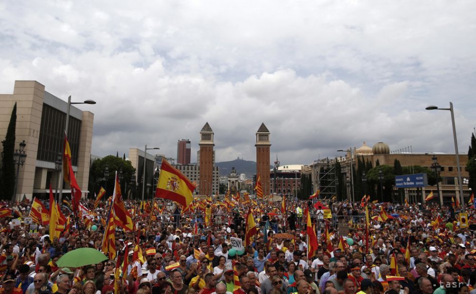 Proti odtrhnutiu Katalánska demonštrovali v Barcelone tisíce ľudí. 1