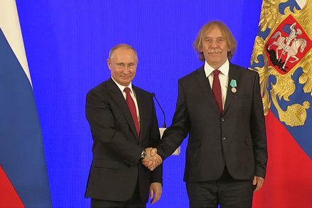 VIDEO: Spevák Nohavica si dnes prevzal medailu od Putina. 1