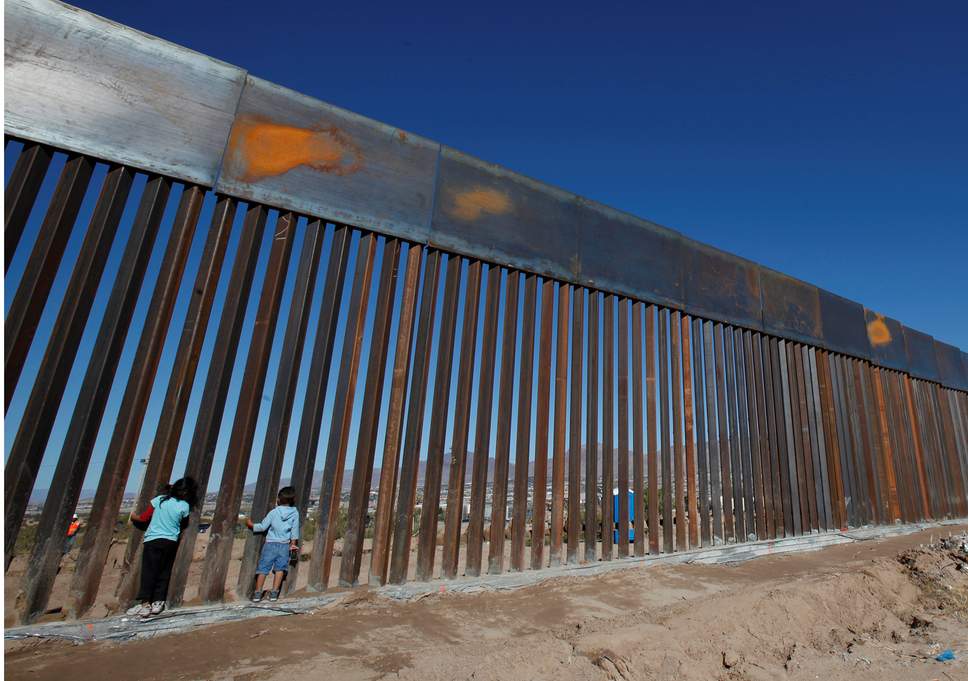 Trump trvá na takmer šiestich miliardách na bariéru na hraniciach s Mexikom. 1