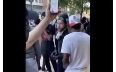 „Anarchisti, vidíme vás“. Trump zverejnil video, v ktorom aktivista platí demonštrantov. 
