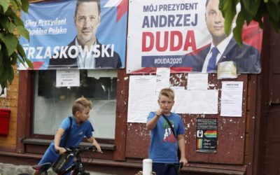 Polsko na křižovatce mezi konzervatismem a liberalismem. Druhé kolo voleb prezidenta začalo.