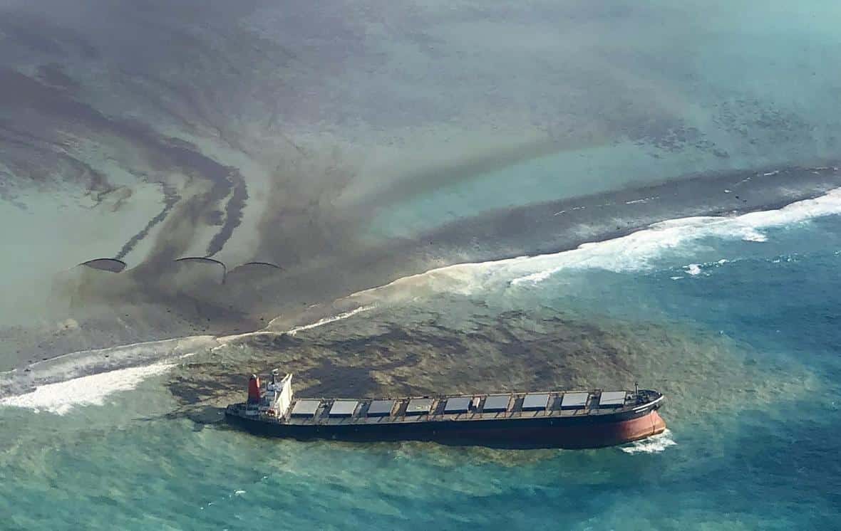 Z japonského tankeru u ostrova Mauricius uniklo přes tisíc tun paliva. V ohrožení je celý ekosystém. 1