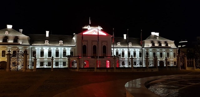 Na znak solidarity s protestujúcimi Bielorusmi svieti Prezidentský palác na bielo-červeno. 1