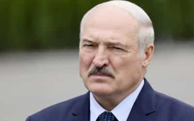 Lukašenko se pošesté prohlásil prezidentem. Přes masové protesty složil přísahu.