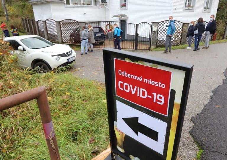 Na Slovensku v nedeľu pokračuje celoplošné testovanie na COVID-19. 1