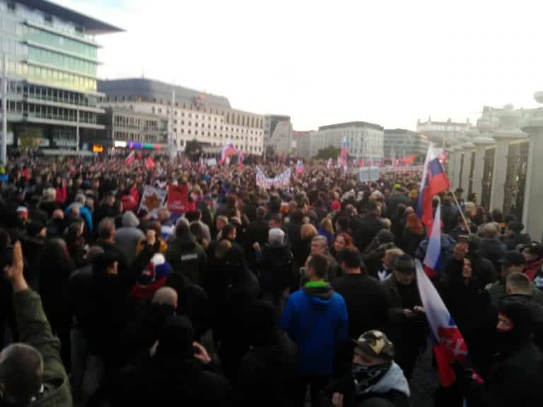 Minúta po minúte: 17. novembra tisíce ľudí v uliciach vyjadrujú svoj postoj k nariadeniam Matovičovej vlády. 1