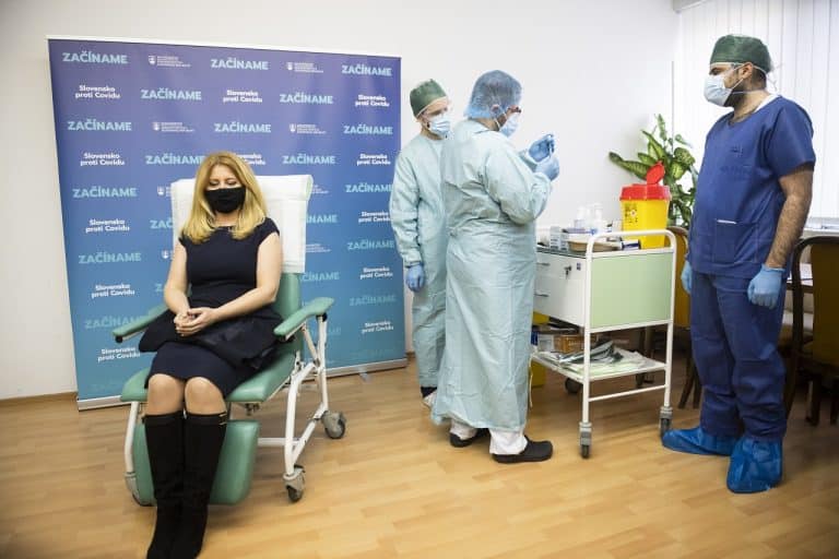 Za sebou to má už aj prezidentka Zuzana Čaputová: Očkovanie proti Covid-19 sa začalo aj v Bratislave. „Vakcína je najlepšou cestou“ 1