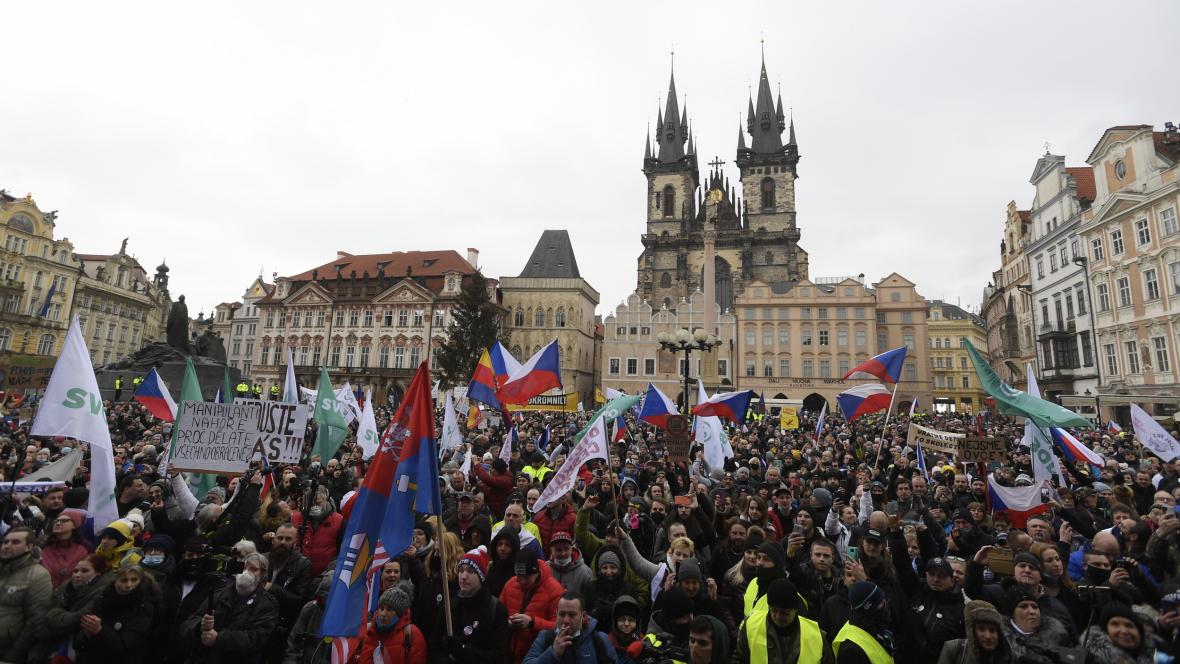 „Stop koronateroru." V centru Prahy protestovali lidé proti vládním opatřením. 1