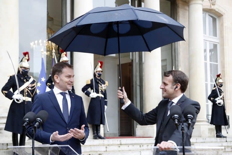 Podľa Andreja Danka prezident Macron nikdy nezabudne na deň, keď premiér Matovič navštívil Paríž. Šimkovičová sa zase pýta, prečo obaja lídri nemali rúška. Chmelár: "One time, next time bolo ešte vtipné, toto je už medzinárodná blamáž."  1