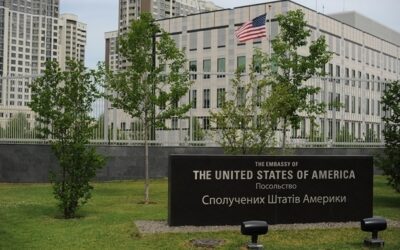USA prikázali rodinám amerických diplomatov v Kyjeve opustiť Ukrajinu.