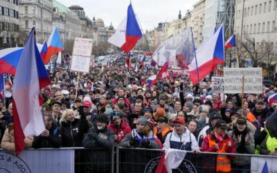 isíce ľudí v Prahe demonštrujú proti pandemickým opatreniam.