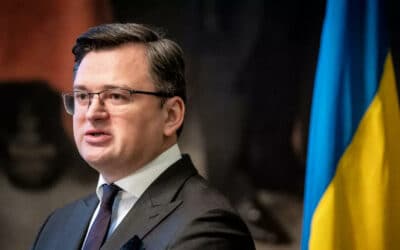 Mobilizácia: Kyjev chce prinútiť mužov vrátiť sa. Kuleba potvrdil obmedzenie služieb konzulátov.