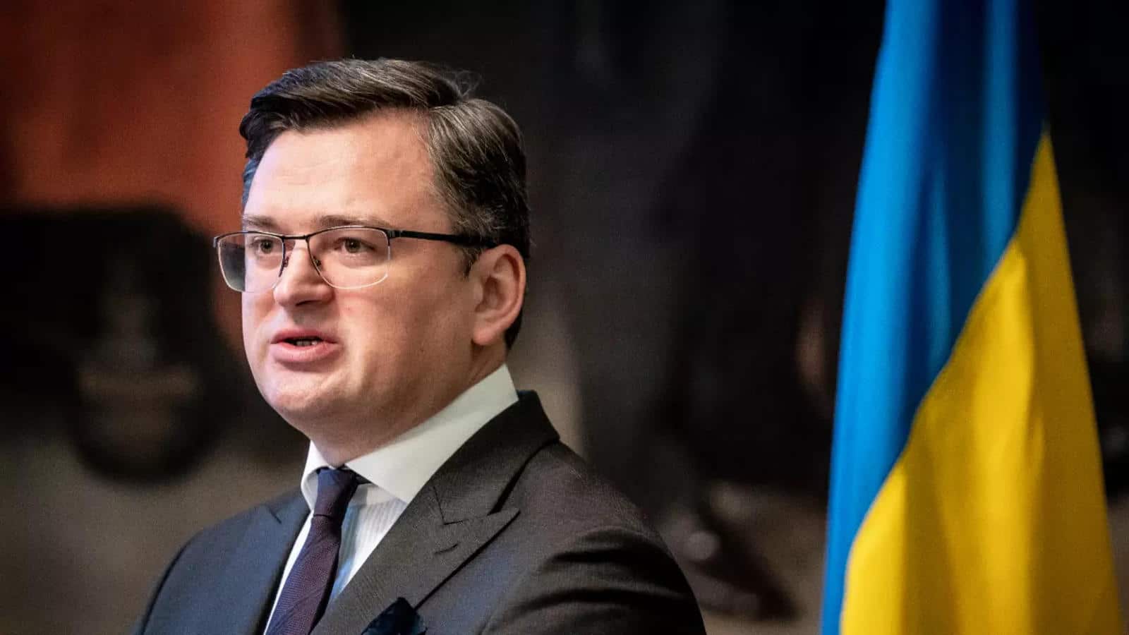 Mobilizácia: Kyjev chce prinútiť mužov vrátiť sa. Kuleba potvrdil obmedzenie služieb konzulátov. 9