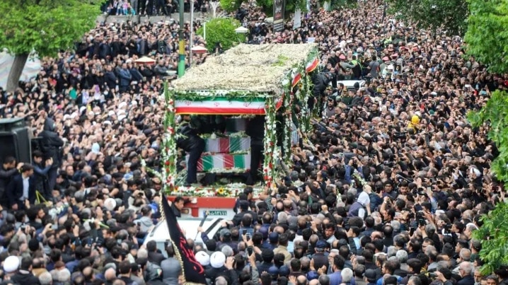S prezidentom Raísím sa v centre Teheránu lúčia desaťtisíce ľudí. 3